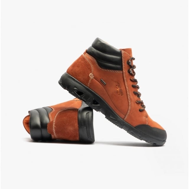 Nuestro sneaker fabricado con fina gamuza. El deportiva cordón deportivo proporciona al pie la mejor al caminar y al estar de pie. Con la membrana TopDryTex impermeable, tus pies se mantendrán secos incluso bajo la lluvia. Puedes cambiar la plantilla removible en un abrir y cerrar de ojos. La construcción Strobel, típico de las zapatillas de deporte, hace que el calzado sea especialmente duradero. Noih 53 ofrece a los pies un ajuste extra gracias a la anchura G. El modelo Noih 53 es el compañero perfecto para sus momentos de ocio.