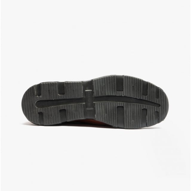 Nuestro sneaker fabricado con fina gamuza. El deportiva cordón deportivo proporciona al pie la mejor al caminar y al estar de pie. Con la membrana TopDryTex impermeable, tus pies se mantendrán secos incluso bajo la lluvia. Puedes cambiar la plantilla removible en un abrir y cerrar de ojos. La construcción Strobel, típico de las zapatillas de deporte, hace que el calzado sea especialmente duradero. Noih 53 ofrece a los pies un ajuste extra gracias a la anchura G. El modelo Noih 53 es el compañero perfecto para sus momentos de ocio.