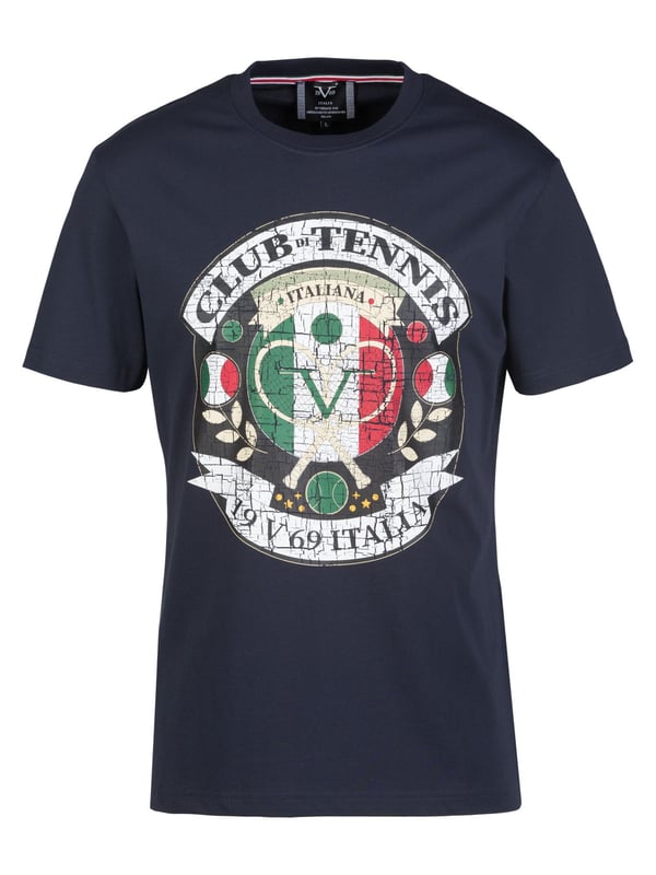 Het 19v69 ITALIA T-shirt *RAFAEL TENNIS* is de perfecte keuze voor tennis- en sportliefhebbers. De opvallende opdruk met tennislogo geeft het shirt een dynamische look, terwijl de zachte katoenen stof en de normale pasvorm zorgen voor optimaal comfort - ideaal voor vrije tijd en actieve dagen.