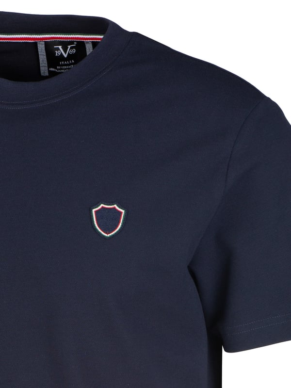 Das 19v69 ITALIA T-Shirt *TARIUS* überzeugt mit schlichter Eleganz und einem dezenten Logo-Detail. Der weiche Materialmix aus Baumwolle und Polyester sorgt für hohen Tragekomfort, während der klassische Rundhalsausschnitt und der Regular Fit einen perfekten Sitz bieten – ideal für Freizeit und Alltag.