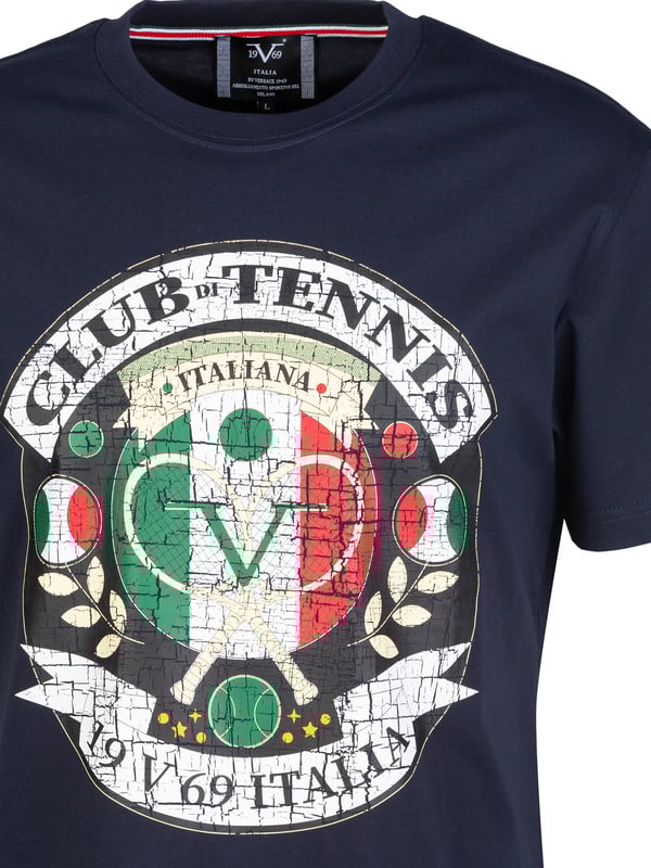 Het 19v69 ITALIA T-shirt *RAFAEL TENNIS* is de perfecte keuze voor tennis- en sportliefhebbers. De opvallende opdruk met tennislogo geeft het shirt een dynamische look, terwijl de zachte katoenen stof en de normale pasvorm zorgen voor optimaal comfort - ideaal voor vrije tijd en actieve dagen.