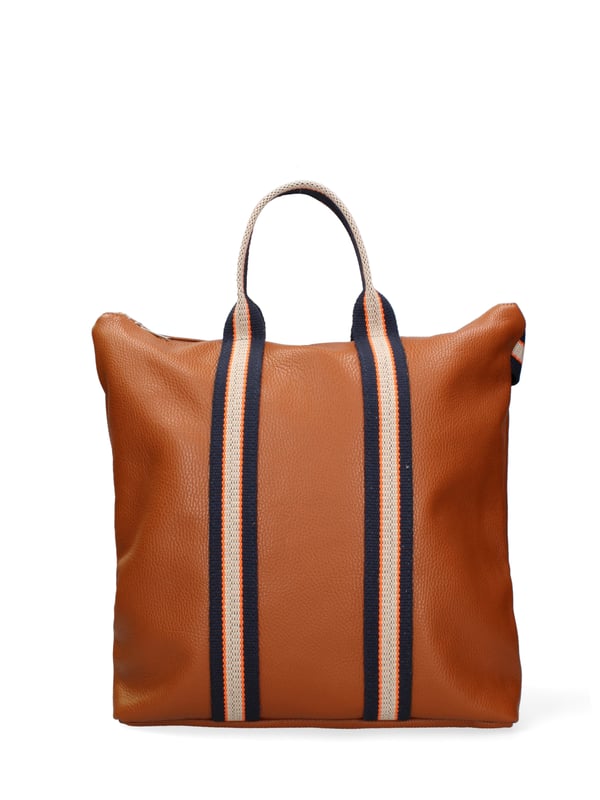 Bolso de mano convertible en mochila de mujer. El cierre es con cremallera. Los bolsillos internos son uno con cremallera. Los bolsillos externos están ausentes. Falta la correa para el hombro. El mango es de tela. Hay un compartimento interno. El material exterior es piel auténtica tipo dólar. Internamente está forrado en tejido 70% algodón - 30% poliéster. Medidas: 43x38x12 cm. Hecho en Italia