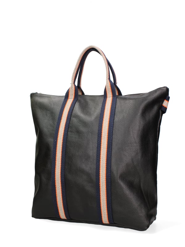 In einen Rucksack umwandelbare Damenhandtasche mit Reißverschluss. eine mit Reißverschluss-Innentaschen. fehlende Außentaschen. fehlender Schultergurt. Gewebegriff. ein Innenfach.  Außenmaterial. Gefüttert mit 70 % Baumwolle, innen 30 % Polyester. Maße: 43x38x12 cm. Hergestellt in Italien