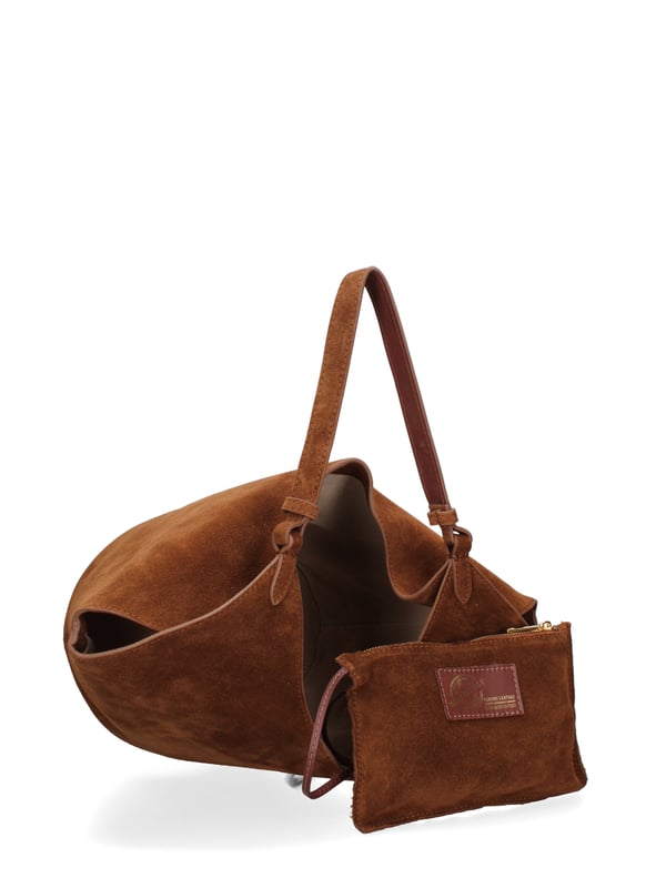 Bolso bandolera para mujer. El cierre está ausente. Los bolsillos internos son bolsos de mano. Los bolsillos externos están ausentes. Falta la correa para el hombro. El mango es de cuero. Hay un compartimento interno. El material exterior es ante auténtico. Internamente no está forrado. Medidas: 27x38x21,5 cm. Hecho en Italia
