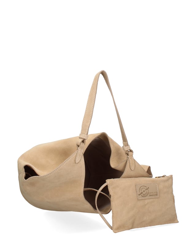 Bolso bandolera para mujer. El cierre está ausente. Los bolsillos internos son bolsos de mano. Los bolsillos externos están ausentes. Falta la correa para el hombro. El mango es de cuero. Hay un compartimento interno. El material exterior es ante auténtico. Internamente no está forrado. Medidas: 27x38x21,5 cm. Hecho en Italia