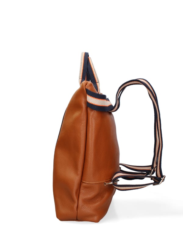 Bolso de mano convertible en mochila de mujer. El cierre es con cremallera. Los bolsillos internos son uno con cremallera. Los bolsillos externos están ausentes. Falta la correa para el hombro. El mango es de tela. Hay un compartimento interno. El material exterior es piel auténtica tipo dólar. Internamente está forrado en tejido 70% algodón - 30% poliéster. Medidas: 43x38x12 cm. Hecho en Italia