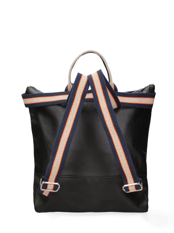 In einen Rucksack umwandelbare Damenhandtasche mit Reißverschluss. eine mit Reißverschluss-Innentaschen. fehlende Außentaschen. fehlender Schultergurt. Gewebegriff. ein Innenfach.  Außenmaterial. Gefüttert mit 70 % Baumwolle, innen 30 % Polyester. Maße: 43x38x12 cm. Hergestellt in Italien