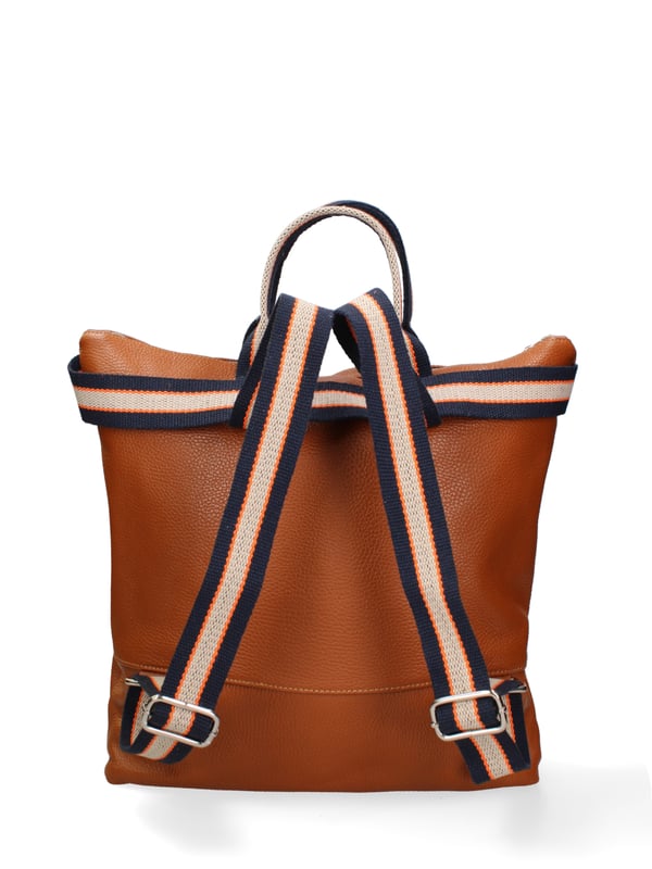 Bolso de mano convertible en mochila de mujer. El cierre es con cremallera. Los bolsillos internos son uno con cremallera. Los bolsillos externos están ausentes. Falta la correa para el hombro. El mango es de tela. Hay un compartimento interno. El material exterior es piel auténtica tipo dólar. Internamente está forrado en tejido 70% algodón - 30% poliéster. Medidas: 43x38x12 cm. Hecho en Italia