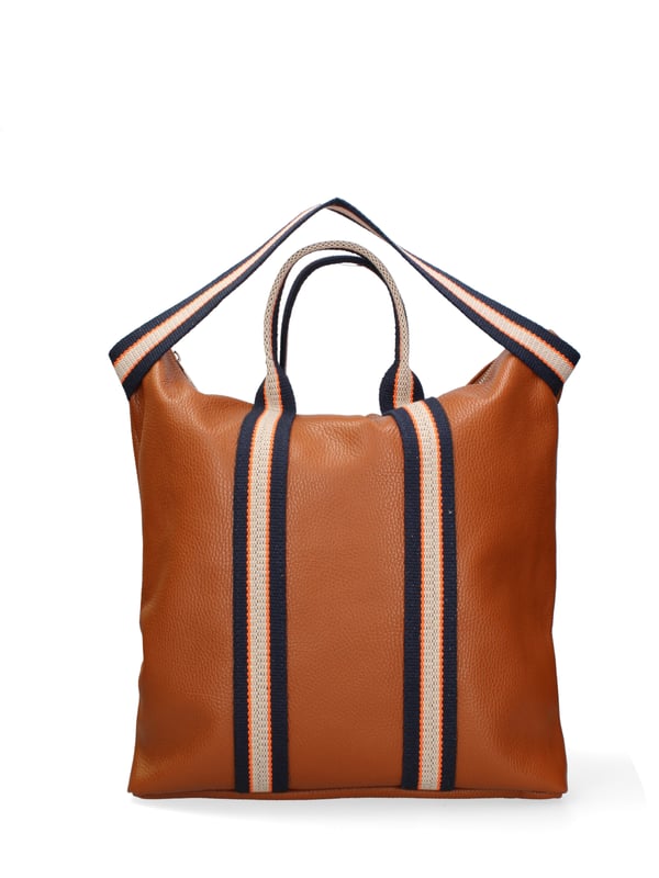 Bolso de mano convertible en mochila de mujer. El cierre es con cremallera. Los bolsillos internos son uno con cremallera. Los bolsillos externos están ausentes. Falta la correa para el hombro. El mango es de tela. Hay un compartimento interno. El material exterior es piel auténtica tipo dólar. Internamente está forrado en tejido 70% algodón - 30% poliéster. Medidas: 43x38x12 cm. Hecho en Italia
