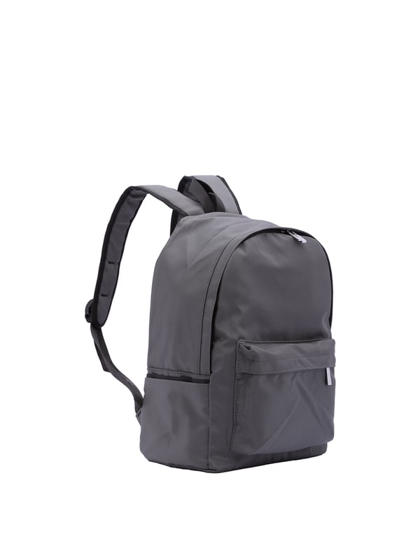 Mochila unisex. El cierre es con cremallera. Los bolsillos internos son uno abierto. Los bolsillos exteriores son uno frontal con cremallera y dos laterales abiertos. La bandolera es ajustable en tela. El mango está fabricado en nailon. Hay un compartimento interno. El material exterior es 100% Poliéster. Internamente es 100% Poliéster. Medidas: 42x30x22 cm. Producto de moda