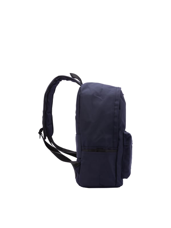 B Cavalli Mochila Unisexo Mochila unisex. El cierre es con cremallera. Los bolsillos internos son uno abierto. Los bolsillos exteriores son uno frontal con cremallera y dos laterales abiertos. La bandolera es ajustable en tela. El mango está fabricado en nailon. Hay un compartimento interno. El material exterior es 100% Poliéster. Internamente es 100% Poliéster. Medidas: 42x30x22 cm. Producto de moda