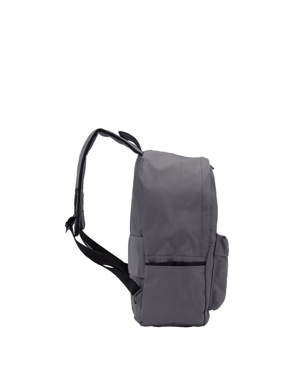 Mochila unisex. El cierre es con cremallera. Los bolsillos internos son uno abierto. Los bolsillos exteriores son uno frontal con cremallera y dos laterales abiertos. La bandolera es ajustable en tela. El mango está fabricado en nailon. Hay un compartimento interno. El material exterior es 100% Poliéster. Internamente es 100% Poliéster. Medidas: 42x30x22 cm. Producto de moda