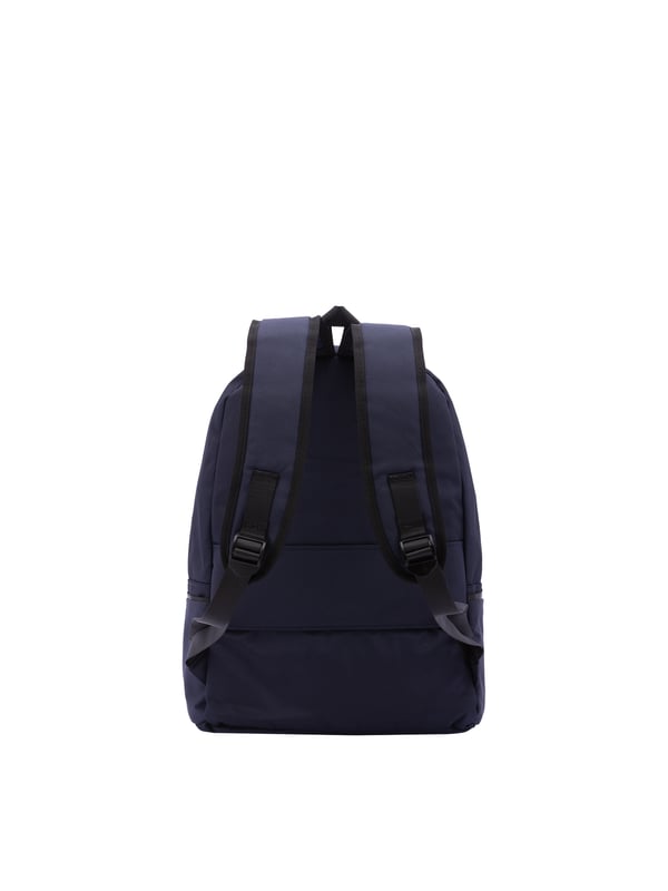 B Cavalli Mochila Unisexo Mochila unisex. El cierre es con cremallera. Los bolsillos internos son uno abierto. Los bolsillos exteriores son uno frontal con cremallera y dos laterales abiertos. La bandolera es ajustable en tela. El mango está fabricado en nailon. Hay un compartimento interno. El material exterior es 100% Poliéster. Internamente es 100% Poliéster. Medidas: 42x30x22 cm. Producto de moda
