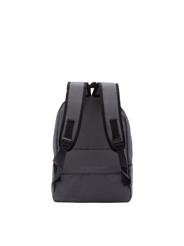 Mochila unisex. El cierre es con cremallera. Los bolsillos internos son uno abierto. Los bolsillos exteriores son uno frontal con cremallera y dos laterales abiertos. La bandolera es ajustable en tela. El mango está fabricado en nailon. Hay un compartimento interno. El material exterior es 100% Poliéster. Internamente es 100% Poliéster. Medidas: 42x30x22 cm. Producto de moda