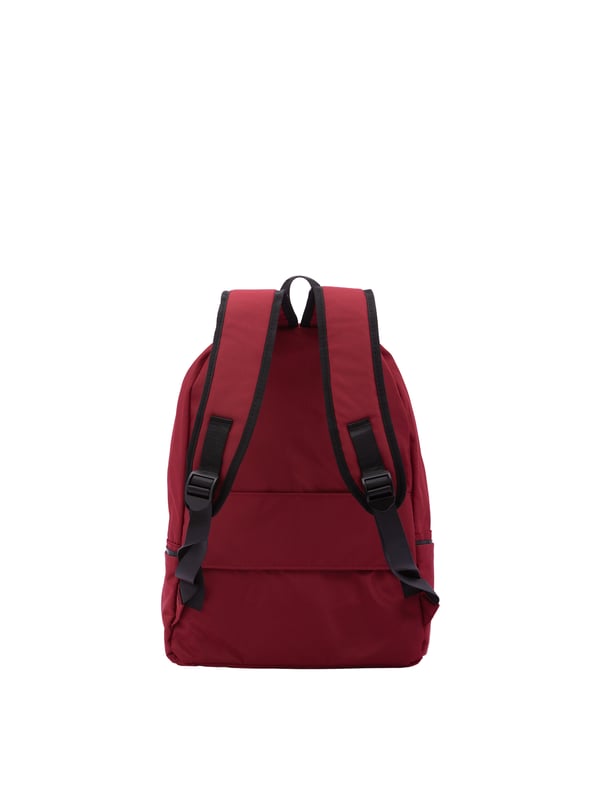 B Cavalli Mochila Unisexo Mochila unisex. El cierre es con cremallera. Los bolsillos internos son uno abierto. Los bolsillos exteriores son uno frontal con cremallera y dos laterales abiertos. La bandolera es ajustable en tela. El mango está fabricado en nailon. Hay un compartimento interno. El material exterior es 100% Poliéster. Internamente es 100% Poliéster. Medidas: 42x30x22 cm. Producto de moda