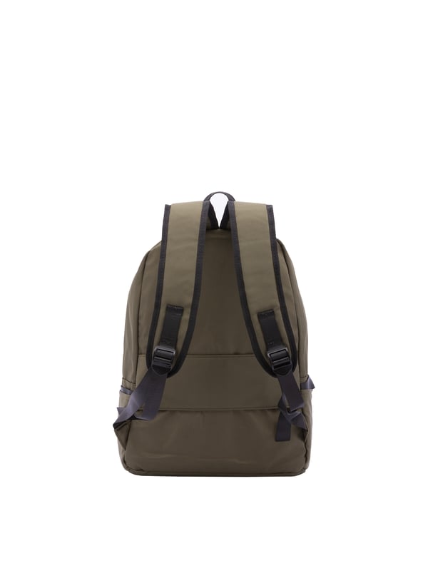 unisex rugzak met ritssluiting. één open binnenzak. één voorkant met ritssluiting en twee open zijvakken met externe vakken. verstelbaar in stoffen schouderband. gemaakt van nylon handvat. een binnencompartiment.  extern materiaal. 100% polyester binnenkant. Afmetingen: 42x30x22 cm. Modeproduct
