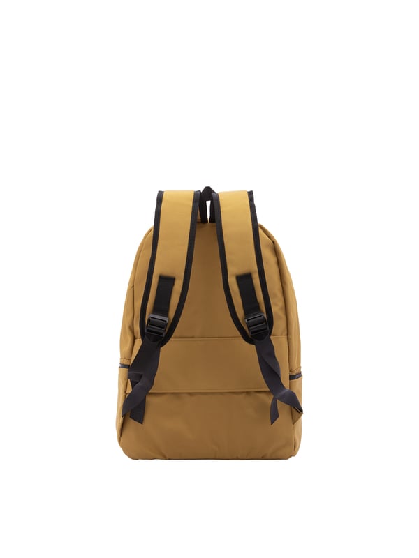 B Cavalli Mochila Unisexo Mochila unisex. El cierre es con cremallera. Los bolsillos internos son uno abierto. Los bolsillos exteriores son uno frontal con cremallera y dos laterales abiertos. La bandolera es ajustable en tela. El mango está fabricado en nailon. Hay un compartimento interno. El material exterior es 100% Poliéster. Internamente es 100% Poliéster. Medidas: 42x30x22 cm. Producto de moda