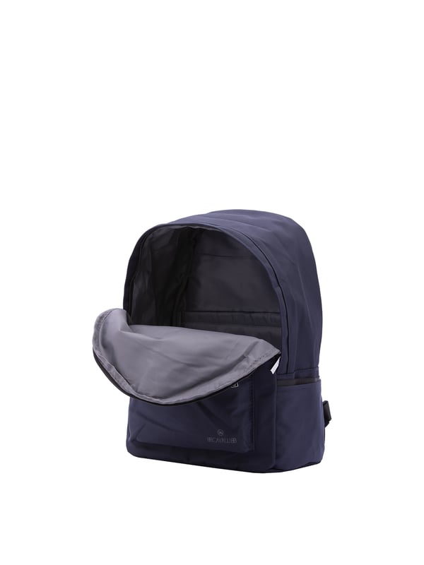 B Cavalli Mochila Unisexo Mochila unisex. El cierre es con cremallera. Los bolsillos internos son uno abierto. Los bolsillos exteriores son uno frontal con cremallera y dos laterales abiertos. La bandolera es ajustable en tela. El mango está fabricado en nailon. Hay un compartimento interno. El material exterior es 100% Poliéster. Internamente es 100% Poliéster. Medidas: 42x30x22 cm. Producto de moda