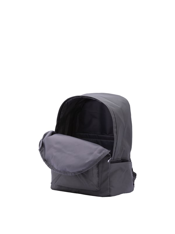Mochila unisex. El cierre es con cremallera. Los bolsillos internos son uno abierto. Los bolsillos exteriores son uno frontal con cremallera y dos laterales abiertos. La bandolera es ajustable en tela. El mango está fabricado en nailon. Hay un compartimento interno. El material exterior es 100% Poliéster. Internamente es 100% Poliéster. Medidas: 42x30x22 cm. Producto de moda