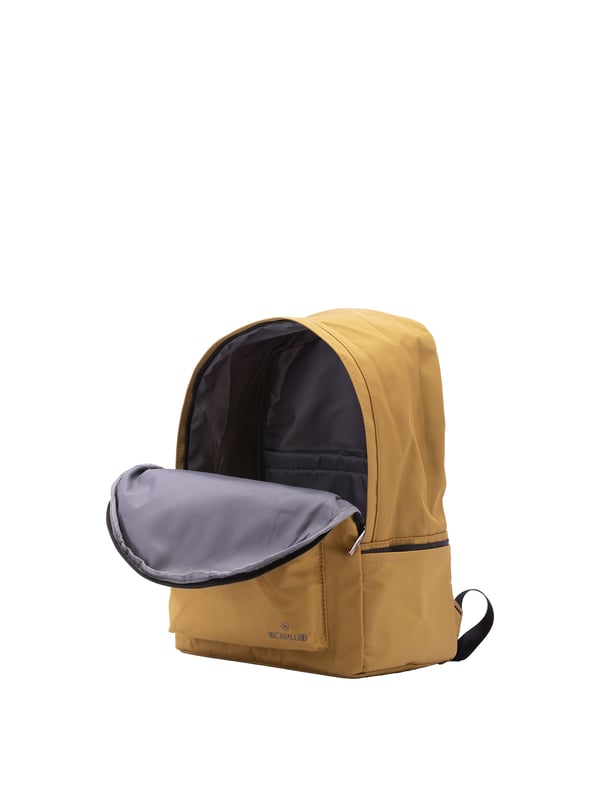 B Cavalli Mochila Unisexo Mochila unisex. El cierre es con cremallera. Los bolsillos internos son uno abierto. Los bolsillos exteriores son uno frontal con cremallera y dos laterales abiertos. La bandolera es ajustable en tela. El mango está fabricado en nailon. Hay un compartimento interno. El material exterior es 100% Poliéster. Internamente es 100% Poliéster. Medidas: 42x30x22 cm. Producto de moda