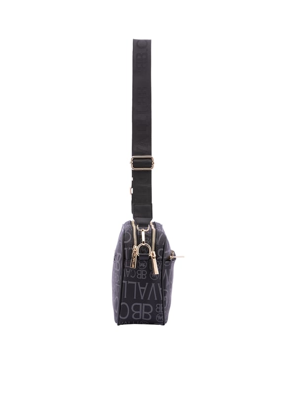 Bolso bandolera para mujer. El cierre es con cremallera. Los bolsillos internos son uno con cremallera y dos abiertos. Los bolsillos externos son uno delantero con cremallera y otro trasero con cremallera. La bandolera es ajustable en tela. Falta el mango. Hay dos compartimentos internos. El material exterior es ecopiel. Internamente es 100% Poliéster. Medidas: 18x28x11 cm. Producto de moda