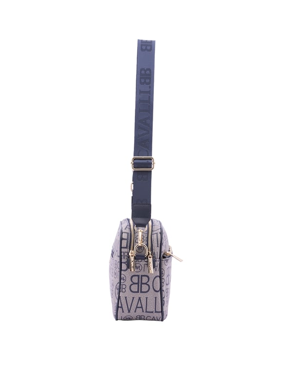 Bolso bandolera para mujer. El cierre es con cremallera. Los bolsillos internos son uno con cremallera y dos abiertos. Los bolsillos externos son uno delantero con cremallera y otro trasero con cremallera. La bandolera es ajustable en tela. Falta el mango. Hay dos compartimentos internos. El material exterior es ecopiel. Internamente es 100% Poliéster. Medidas: 18x28x11 cm. Producto de moda