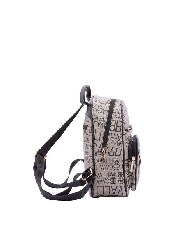 Mochila de mujer. El cierre es con cremallera. Los bolsillos internos son uno con cremallera. Los bolsillos externos son tres delanteros con cremallera y uno trasero con cremallera. La bandolera es ajustable en tela. Falta el mango. Hay un compartimento interno. El material exterior es ecopiel. Internamente es 100% Poliéster. Medidas: 26x33x16 cm. Producto de moda