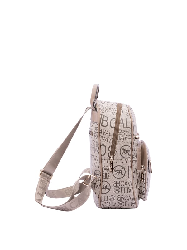 Mochila de mujer. El cierre es con cremallera. Los bolsillos internos son uno con cremallera. Los bolsillos externos son tres delanteros con cremallera y uno trasero con cremallera. La bandolera es ajustable en tela. Falta el mango. Hay un compartimento interno. El material exterior es ecopiel. Internamente es 100% Poliéster. Medidas: 26x33x16 cm. Producto de moda