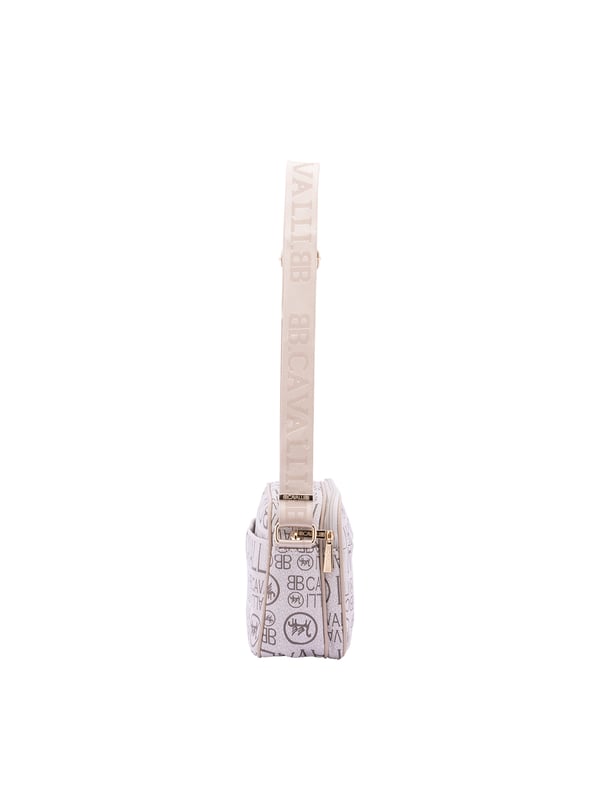 Bolso bandolera para mujer. El cierre es con cremallera. Los bolsillos internos son uno con cremallera. Los bolsillos externos son dos delanteros con cremallera y uno trasero abierto. La bandolera es ajustable en tela. Falta el mango. Hay un compartimento interno. El material exterior es ecopiel. Internamente es 100% Poliéster. Medidas: 18x28x11 cm. Producto de moda