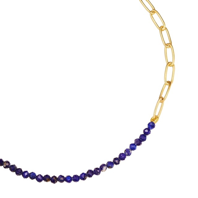 Do you prefer to wear jewelry in unusual designs? Then you will love the modern bracelet from the Glanzstücken München label! The eye-catcher is the asymmetrical combination of a coarse-meshed link chain with a strand of faceted lapis lazuli beads - a striking play of contrasting materials and colors! Did you know that lapis lazuli promotes optimism and self-confidence? The bracelet is therefore not only a fashion highlight, but also a popular talisman. The link chain is made of sterling silver and refined with warm, shimmering yellow gold. Thanks to an extension chain with a spring ring clasp, you can adjust the length perfectly to your wrist.