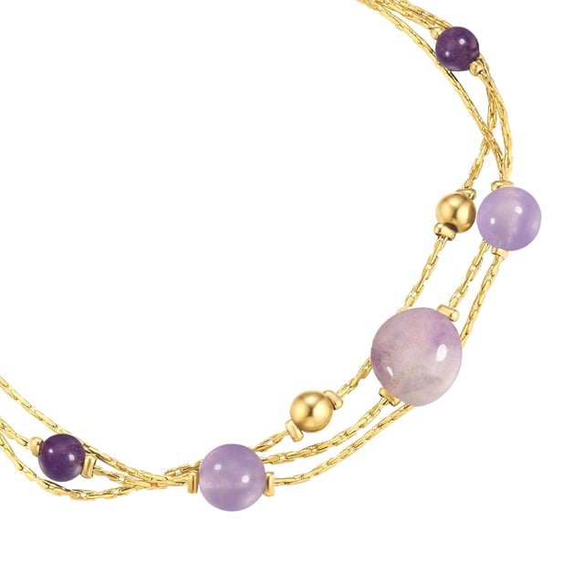 Do you prefer stylish fashion jewelry with wow potential? Then this necklace from the EAST/SIDE label is exactly your thing! The multi-row design with the magical magic of gemstones draws everyone's attention to your décolleté: three link chains combine with round-cut amethyst stones and stainless steel beads - an eye-catcher that also impresses with its pleasantly smooth feel. All stainless steel elements are easy to clean and robust and finished with a high-quality 14-carat yellow gold finish. Thanks to the extension chain with a comfortable lobster clasp, the length of the chain can be adjusted quickly and easily.