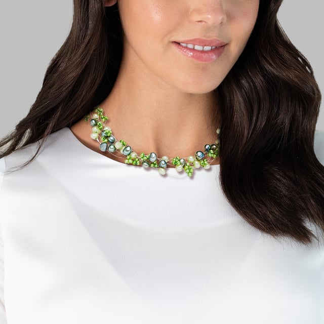 You love pearls over everything, but would you also like to try your luck apart from the timeless classics? If you want to try out unconventional pearl jewelry, Valero Pearls is guaranteed to find it. This daring pearl ensemble represents a peppy highlight of the brand. The necklace is over and over with bright freshwater breeding breeds in a baroque shape, which look confusingly similar. The fascinating shimmering pearls of filigree, transparent nylon cords are held, which cause a free -floating look in their cleavage. The youthful lightness of this piece of jewelry will be amazed at its viewers.