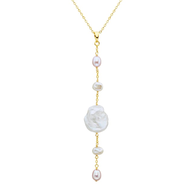 Do you like to wear pearl jewelry? Then you will love this modern pearl chain of the Valero Pearl label. The trailer is made of baroque pearls of different sizes - a design that plays with the irregularity of the pearls and skilfully stages natural treasures. The filigree anchor chain is made of 925 sterling silver and refined with a yellow gilding, which harmonizes wonderfully with the mysterious shimmer of the pearls. A practical carabiner closure and an extension chain ensure an uncomplicated adjustment. An IT piece for all trend-conscious pearl lovers!