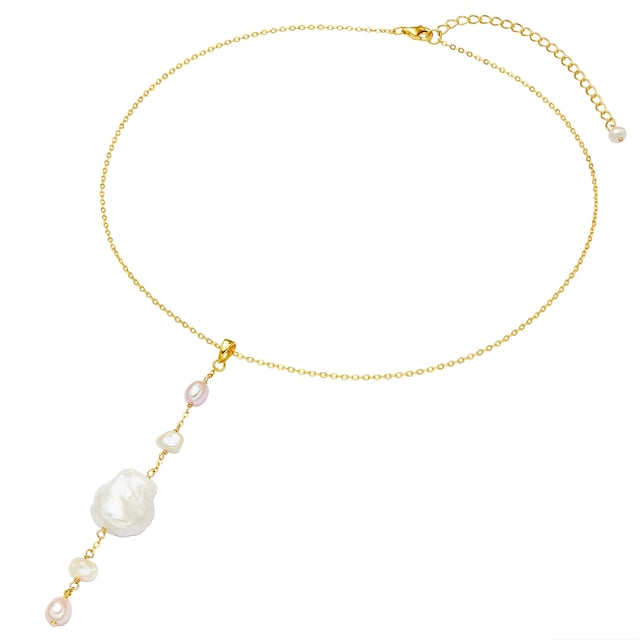 Do you like to wear pearl jewelry? Then you will love this modern pearl chain of the Valero Pearl label. The trailer is made of baroque pearls of different sizes - a design that plays with the irregularity of the pearls and skilfully stages natural treasures. The filigree anchor chain is made of 925 sterling silver and refined with a yellow gilding, which harmonizes wonderfully with the mysterious shimmer of the pearls. A practical carabiner closure and an extension chain ensure an uncomplicated adjustment. An IT piece for all trend-conscious pearl lovers!