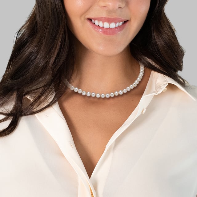 Pearls are an all-time favorite in the jewelry box and are always trendy with their timeless elegance. Whether for jeans, a business costume or a festive outfit: This pearl necklace of the Valero Pearl label harmonizes with every dress code. The shimmering freshwater breeding breeds in potato form are unique and inspire with their natural charm. A knot is set after each pearl to avoid friction of the delicate pearl mutual surfaces. Another advantage: Knotted pearl chains fall more smoothly. The practical carabiner closure consists of ongoing sterling silver.