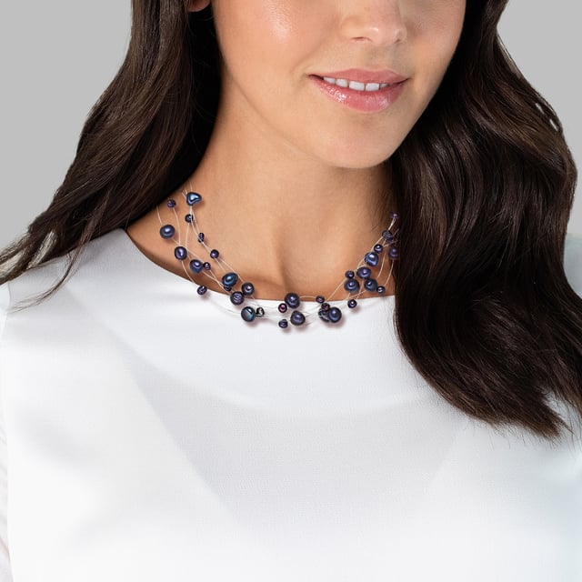 You love the mysterious shimmer of pearls, but the classic pearl jewelry is not individual enough for you? Then this unusual multi-row pearl necklace of the label Valero Pearl will conquer your heart. Handpicked freshwater breeding breeds in the trendy baroque shape nestle into their neckline - at irregular intervals on transparent nylon strands, so that the pearls seem to float over their skin. A short specimen chain gives scope in the exact length setting and is closed with a carabiner closure from a start -up silver.
