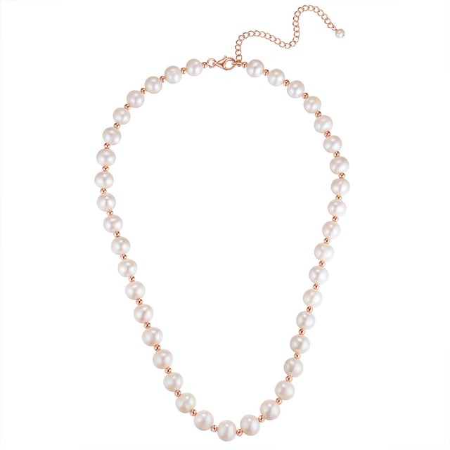 Pearl chains are part of the Basic equipment of every jewelry box and are an all-time favorite for all jewelry lovers-such as this interpreted creation of the label Valero Pearl. High-quality freshwater breeding breeds in the potato shape are processed alternately with small, rose-gold-colored silver balls. In addition to the shape, the quality criteria of pearl selection also include the strength of the luster and a flawless pearl mutual surface. The exclusive pearl chain is closed with a practical carabiner with a 5 cm long extension chain, both made of rose -gilded 925 sterling silver.