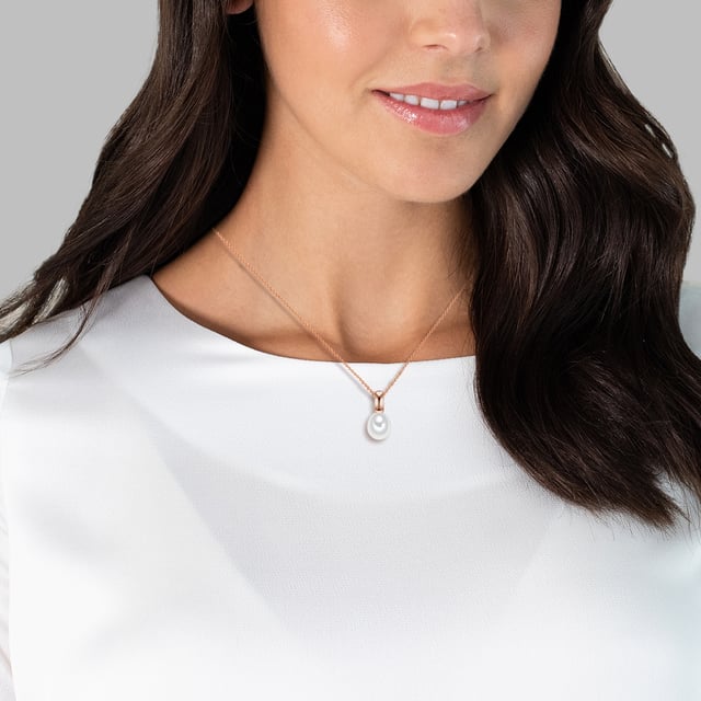 In order to get through everyday life in style and well -groomed, it often doesn't need much. A pretty blouse, a bright smile - and this simple and at the same time feminine necklace with trailer from the new collection of Valero Pearls. Their fine anchor chain members made of 925 sterling silver are covered with a noble glossy rose gilding, which conjures up a rosy appearance on their cleavage. Finally, there is also the subtle trailer, consisting of a rosé-plated pendant and a real freshwater breeding pearl in drop shape. Their uniform nature makes the stunning luster come into its own so that further decorative elements would only unnecessarily distract.