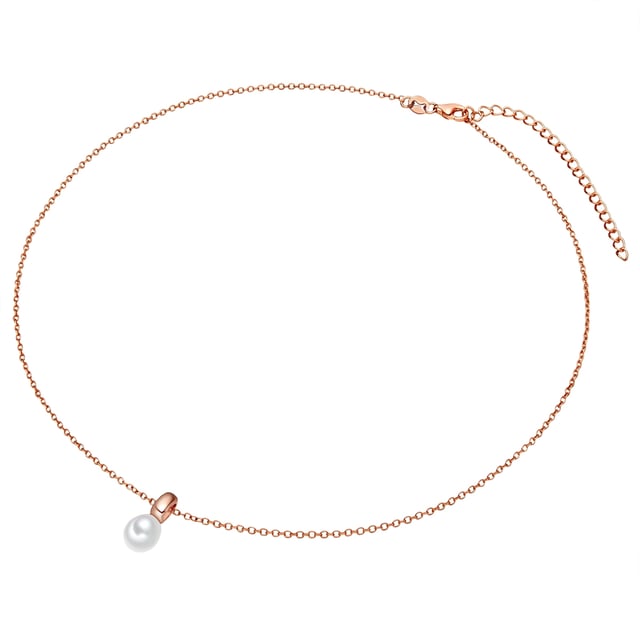 In order to get through everyday life in style and well -groomed, it often doesn't need much. A pretty blouse, a bright smile - and this simple and at the same time feminine necklace with trailer from the new collection of Valero Pearls. Their fine anchor chain members made of 925 sterling silver are covered with a noble glossy rose gilding, which conjures up a rosy appearance on their cleavage. Finally, there is also the subtle trailer, consisting of a rosé-plated pendant and a real freshwater breeding pearl in drop shape. Their uniform nature makes the stunning luster come into its own so that further decorative elements would only unnecessarily distract.