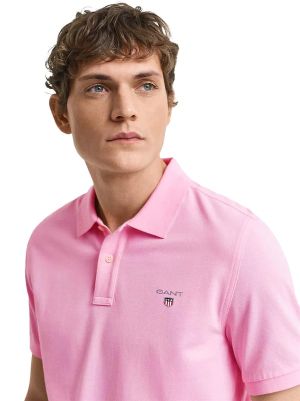 Diese Original Herren Designer Poloshirts mit kurzen Ärmeln von Gant sind mit dem Markenlogo und einem Button-Down-Kragen versehen. Hergestellt aus 100% Baumwolle sind diese leichten und atmungsaktiven Poloshirts mit Regular Fit für Freizeit- oder Arbeitskleidung geeignet.