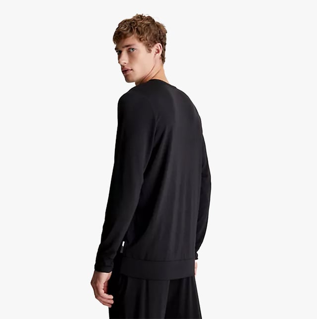 Calvin Klein Calvin Klein ULTRA SOFT UB1 Mens Sweatshirt Black

Closure/Fastening: Pull-On

Features: Comfort,Lightweight

Item Weight: 0.5 KG

Clothing Fit: Regular

Single Or Multi Pack?: Single

Gift Boxed: No

Material Composition: 87% Modal; 13% Elastane

Clothing Features: Crew Neckline | Long Sleeves | Rib-Knit Cuffs and Hem | Logo Binding Inside the Neckline | Calvin Klein Logo Tab at the Side Hem
Product Code: 000NM2234EUB1