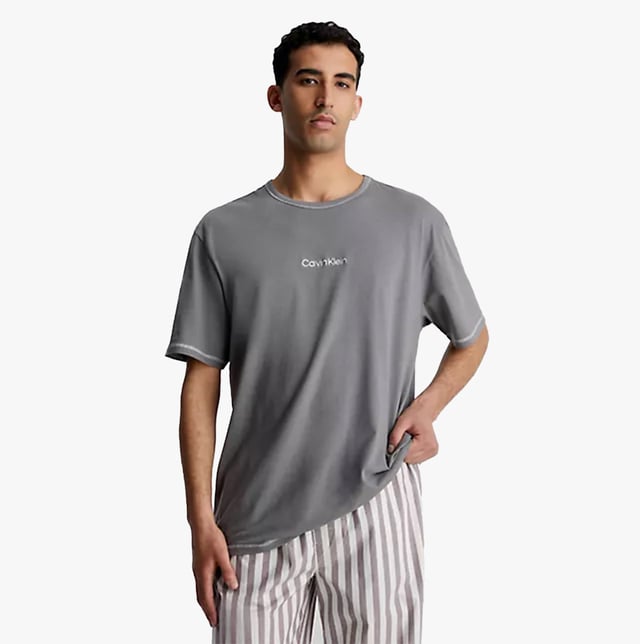 Calvin Klein CREW NECK Mens T-Shirt Grey

Closure/Fastening: Pull-On

Features: Comfort,Lightweight

Item Weight: 0.5 KG

Clothing Fit: Regular

Single Or Multi Pack?: Single

Gift Boxed: No

Material Composition: 70% Cotton, 25% Recycled Cotton, 5% Elastane

Clothing Features: Crew Neckline | Short Sleeves | Accent Topstitch Detail | Calvin Klein Embroidery on Chest | 
Product Code: 000NM2478EPA7