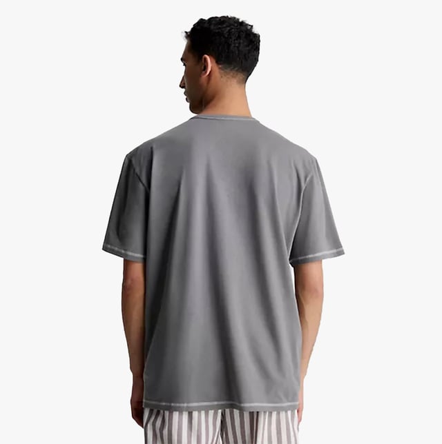 Calvin Klein CREW NECK Mens T-Shirt Grey

Closure/Fastening: Pull-On

Features: Comfort,Lightweight

Item Weight: 0.5 KG

Clothing Fit: Regular

Single Or Multi Pack?: Single

Gift Boxed: No

Material Composition: 70% Cotton, 25% Recycled Cotton, 5% Elastane

Clothing Features: Crew Neckline | Short Sleeves | Accent Topstitch Detail | Calvin Klein Embroidery on Chest | 
Product Code: 000NM2478EPA7