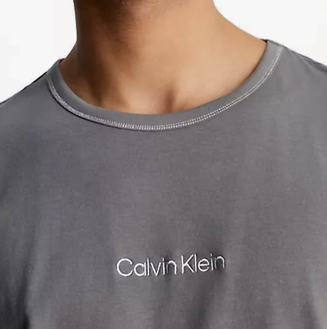 Calvin Klein CREW NECK Mens T-Shirt Grey

Closure/Fastening: Pull-On

Features: Comfort,Lightweight

Item Weight: 0.5 KG

Clothing Fit: Regular

Single Or Multi Pack?: Single

Gift Boxed: No

Material Composition: 70% Cotton, 25% Recycled Cotton, 5% Elastane

Clothing Features: Crew Neckline | Short Sleeves | Accent Topstitch Detail | Calvin Klein Embroidery on Chest | 
Product Code: 000NM2478EPA7