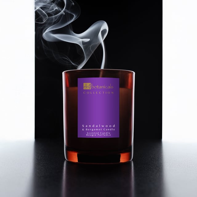 Dr Botanicals Vela de Bergamota Sadalwood 200g Deleita tus sentidos con esta lujosa vela, elaborada con maestría para crear una atmósfera serena en cualquier espacio. Infundida con las encantadoras fragancias de bergamota y sándalo, promueve la relajación y la tranquilidad. Ingredientes clave como el acetato de linalilo y el linalool ofrecen propiedades calmantes, mientras que la cumarina añade un toque de calidez y dulzura. La armoniosa mezcla de fragancias no solo eleva tu estado de ánimo, sino que también transforma tu entorno en un refugio pacífico, convirtiéndola en la adición perfecta a tus rituales de autocuidado. Disfruta de la suave sinfonía de la naturaleza mientras la vela arde, llenando tu hogar con su delicioso aroma.