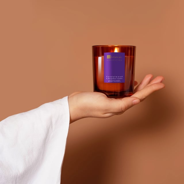 Dr Botanicals Vela de Bergamota Sadalwood 200g Deleita tus sentidos con esta lujosa vela, elaborada con maestría para crear una atmósfera serena en cualquier espacio. Infundida con las encantadoras fragancias de bergamota y sándalo, promueve la relajación y la tranquilidad. Ingredientes clave como el acetato de linalilo y el linalool ofrecen propiedades calmantes, mientras que la cumarina añade un toque de calidez y dulzura. La armoniosa mezcla de fragancias no solo eleva tu estado de ánimo, sino que también transforma tu entorno en un refugio pacífico, convirtiéndola en la adición perfecta a tus rituales de autocuidado. Disfruta de la suave sinfonía de la naturaleza mientras la vela arde, llenando tu hogar con su delicioso aroma.