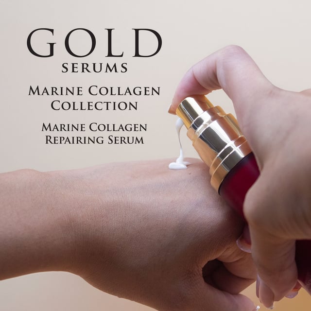 Gold Serums Suero reparador de colágeno marino 30ml Experimenta el poder rejuvenecedor del colágeno marino con este suero reparador, diseñado para mejorar la elasticidad y la hidratación de la piel. Infundido con ingredientes nutritivos como el polvo de jugo de hoja de aloe vera y alantoína, calma y alivia la piel, mientras que la glicerina proporciona una hidratación profunda. La inclusión de aminoácidos de colágeno ayuda a apoyar la estructura de la piel y promover una apariencia juvenil. Este suero también presenta acetato de tocoferilo, una forma potente de vitamina E, conocida por sus propiedades antioxidantes que protegen contra los factores de estrés ambiental. Con una lujosa mezcla de fragancia y conservantes suaves, este suero no solo revitaliza, sino que también envuelve tu piel en una deliciosa experiencia sensorial. Ideal para aquellos que buscan mejorar la textura y la salud general de su piel.