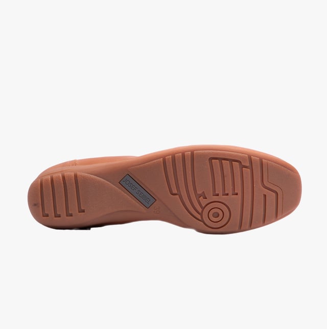 The long-lasting cow leather ensures a long shoe life. The practice elastic band allows a practicable entry into the shoe and gives the foot a lot of stability. The manufacturing type AGO guarantees lightness and longevity. The width G distinguishes this comfortable shoe. With this model Fenja 22 you have a classic companion for leisure at your side.