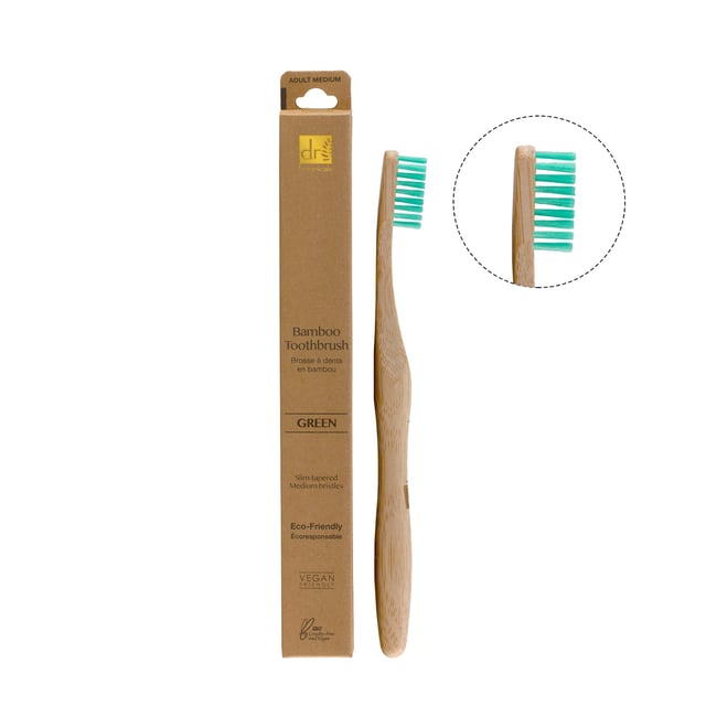 Dr Botanicals Pastell Bambus-Zahnbürsten-Set Erleben Sie die umweltfreundliche Lösung für die Mundpflege mit diesem Bambuszahnbürsten-Set, das entwickelt wurde, um eine nachhaltige Zahnhygiene zu fördern. Hergestellt aus biologisch abbaubaren Materialien reinigen die weichen Borsten die Zähne effektiv und sind dabei sanft zu den Zahnfleisch, was ein angenehmes Putzerlebnis gewährleistet. Der natürliche Bambusgriff bietet nicht nur eine stilvolle Ästhetik, sondern reduziert auch den Plastikmüll, was ihn zu einer perfekten Wahl für umweltbewusste Menschen macht. Verbessern Sie Ihre Zahnpflege-Routine mit dieser nachhaltigen Alternative, die Funktionalität mit dem Engagement zum Schutz unseres Planeten verbindet.