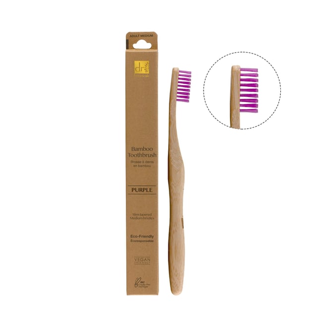 Dr Botanicals Pastell Bambus-Zahnbürsten-Set Erleben Sie die umweltfreundliche Lösung für die Mundpflege mit diesem Bambuszahnbürsten-Set, das entwickelt wurde, um eine nachhaltige Zahnhygiene zu fördern. Hergestellt aus biologisch abbaubaren Materialien reinigen die weichen Borsten die Zähne effektiv und sind dabei sanft zu den Zahnfleisch, was ein angenehmes Putzerlebnis gewährleistet. Der natürliche Bambusgriff bietet nicht nur eine stilvolle Ästhetik, sondern reduziert auch den Plastikmüll, was ihn zu einer perfekten Wahl für umweltbewusste Menschen macht. Verbessern Sie Ihre Zahnpflege-Routine mit dieser nachhaltigen Alternative, die Funktionalität mit dem Engagement zum Schutz unseres Planeten verbindet.